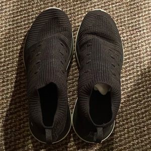 Black Under Armour tennis shoes